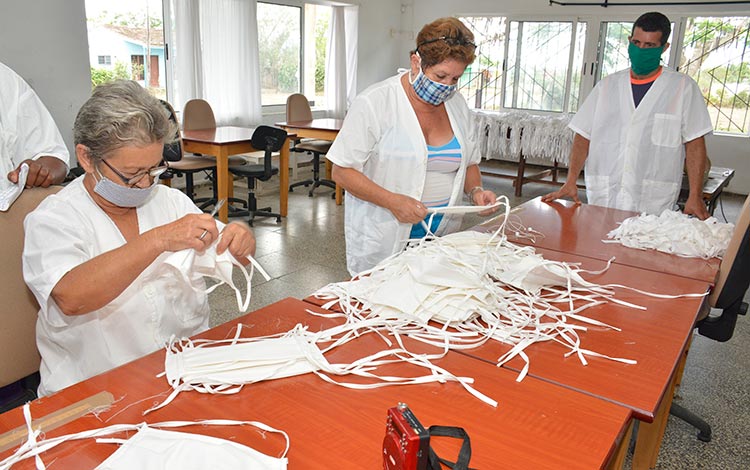 UEB 119 Liberación de Zulueta, perteneciente a Fenix, producen nasobucos para el sector de salud COVID-19.