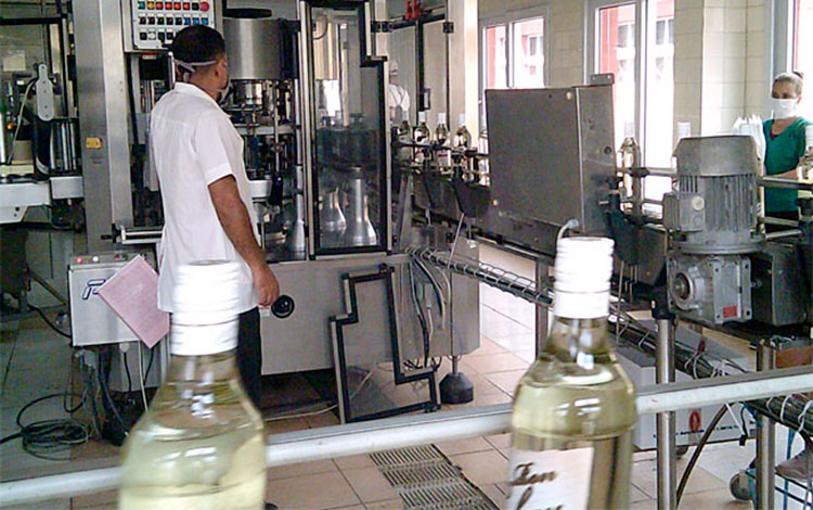 Producción de rones en la Ronera Central, en Santo Domingo, Villa Clara. Producción de rones en la Ronera Central, en Santo Domingo, Villa Clara.