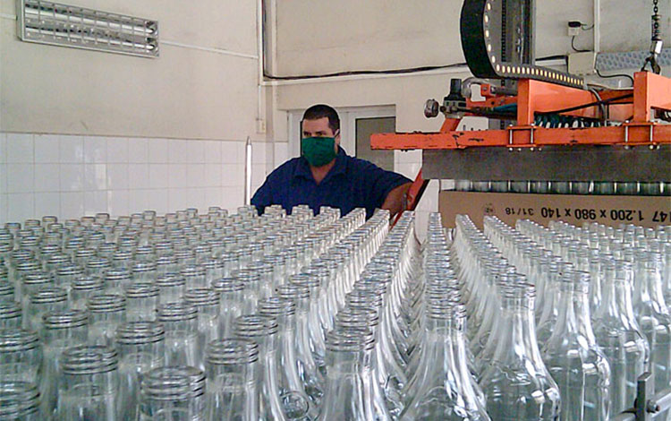 Proceso de embotellado en la Ronera Central de Santo Domingo, Villa Clara, Cuba. Proceso de embotellado en la Ronera Central de Santo Domingo, Villa Clara, Cuba.