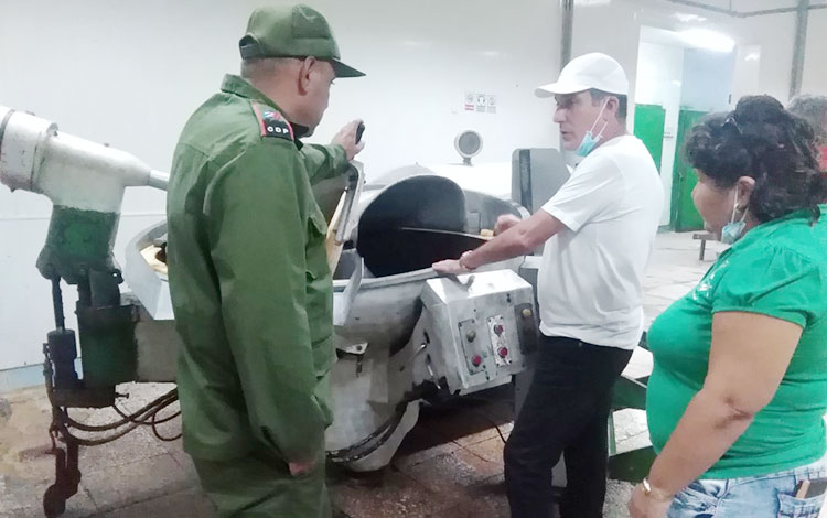 Gobernador de Villa Clara recorre matadero Chichí Padrón.