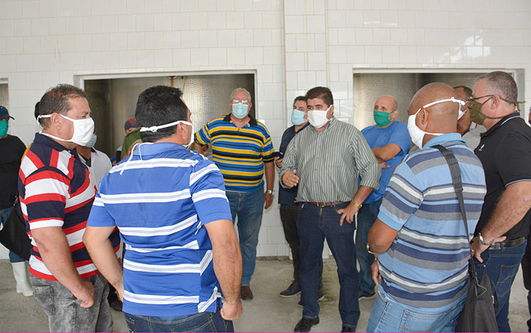 Ministro de la Industria Alimentaria, Manuel Sobrino, visita la Empresa de Productos Lácteos «La Villareña», de Santa Clara.
