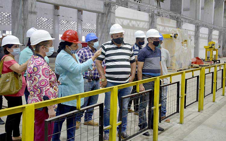 Primera secretaria del PCC en Villa Clara recorre instalaciones de Planta Mecánica.