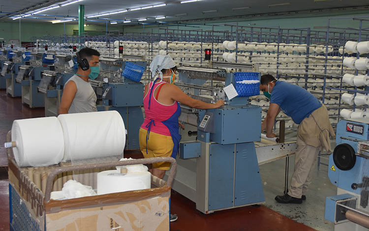 Producción de gasa quirúrgica en la Empresa Textil Desembarco del Granma, de Santa Clara.