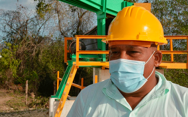«La Planta Procesadora de íridos está en condiciones de aportar polvo de piedra, gravilla, hormigón y macadán al Programa de la Vivienda y otros destinos », enfatizó José Ríos O’farrill, al frente de la instalación. «La Planta Procesadora de íridos está en condiciones de aportar polvo de piedra, gravilla, hormigón y macadán al Programa de la Vivienda y otros destinos », enfatizó José Ríos O’farrill, al frente de la instalación.