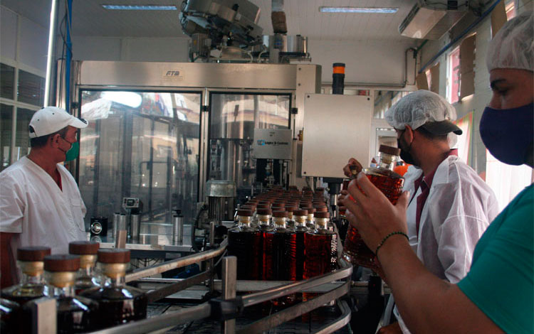 Proceso de embotellado del ron Eminente Reserva de Cuba.