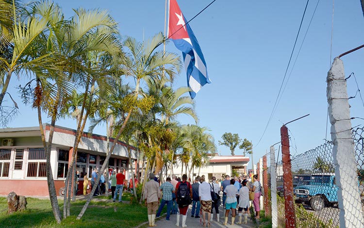 Matutino de reafirmación revolucionaria en la Empresa de Productos Lácteos de Santa Clara, Cuba.