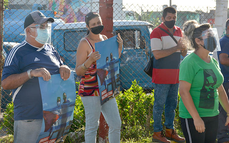 Trabajadores de la Empresa de Productos Lácteos de Santa Clara participan en acto de apoyo de la Revolución. Trabajadores de la Empresa de Productos Lácteos de Santa Clara participan en acto de apoyo de la Revolución.
