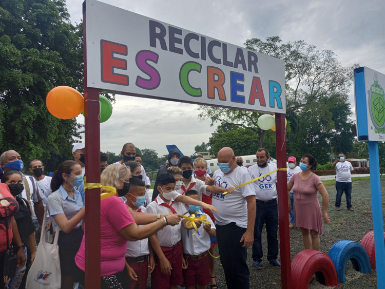 Inauguración del parque ecológico remodelado con materiales reciclados, en el Palacio de Pioneros José Luis Miranda, de Santa Clara.