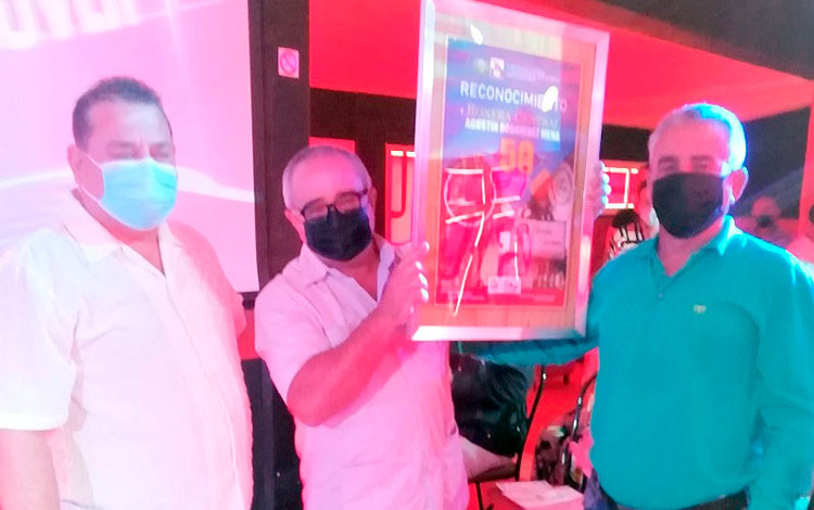 Reconocimiento a la Ronero Central Agustín Rodríguez Mena por sus 50 años de fundada. Reconocimiento a la Ronero Central Agustín Rodríguez Mena por sus 50 años de fundada.
