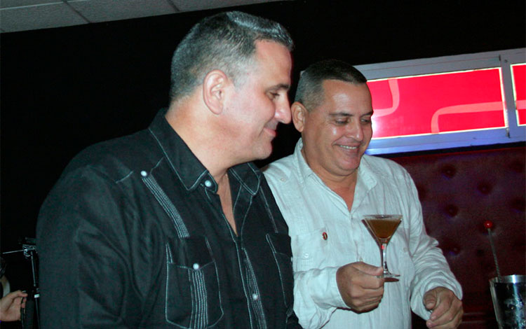 César Augusto Martí Marcelo, Maestro del Ron Cubano y Magdiel Pérez Morfa, presidente de la Asociación de Cantineros en Villa Clara César Augusto Martí Marcelo, Maestro del Ron Cubano y Magdiel Pérez Morfa, presidente de la Asociación de Cantineros en Villa Clara.