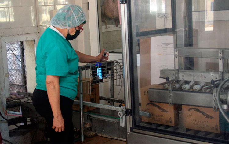 Aida Camacho Corrales, operadora integral de la línea de producción de la Ronera Central. Aida Camacho Corrales, operadora integral de la línea de producción de la Ronera Central.