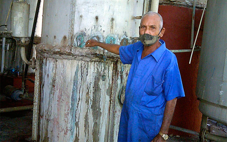 Carlos Manuel Pérez Manso, mecánico industrial y fundador de la Ronera Central. Carlos Manuel Pérez Manso, mecánico industrial y fundador de la Ronera Central.