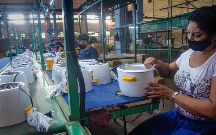 Producción de ollas eléctricas en la Inpud Primero de Mayo, en Santa Clara.