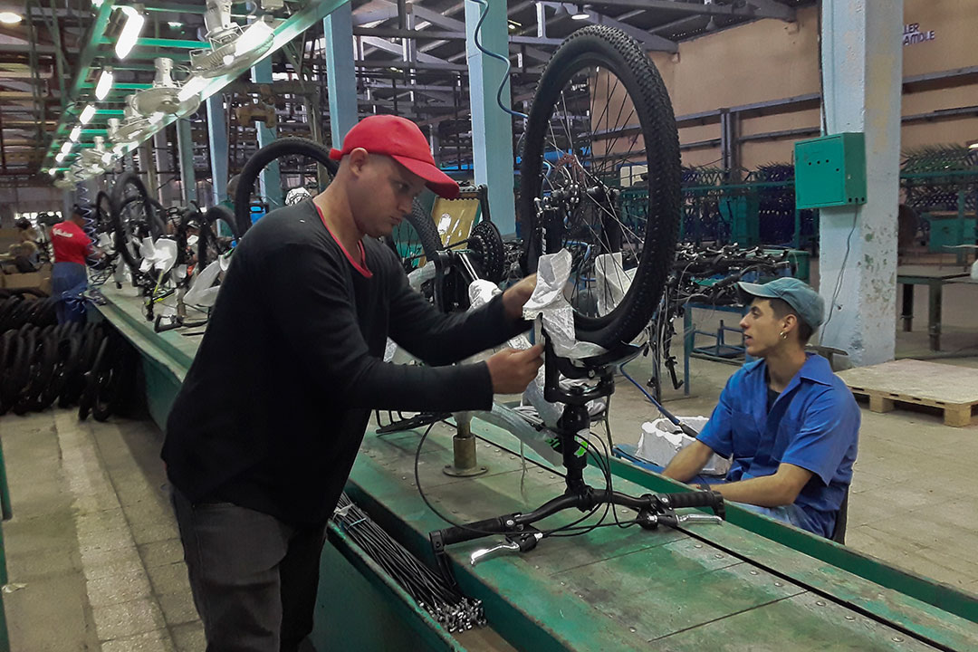 Producción de bicicletas en la empresa Ciclos Minerva, de Santa Clara.