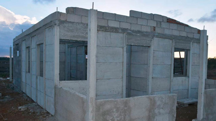 En los territorios villaclareños son insuficientes los elementos constructivos que se emplean en la terminación de una vivienda. (Foto: Carlos Rodríguez Torres)