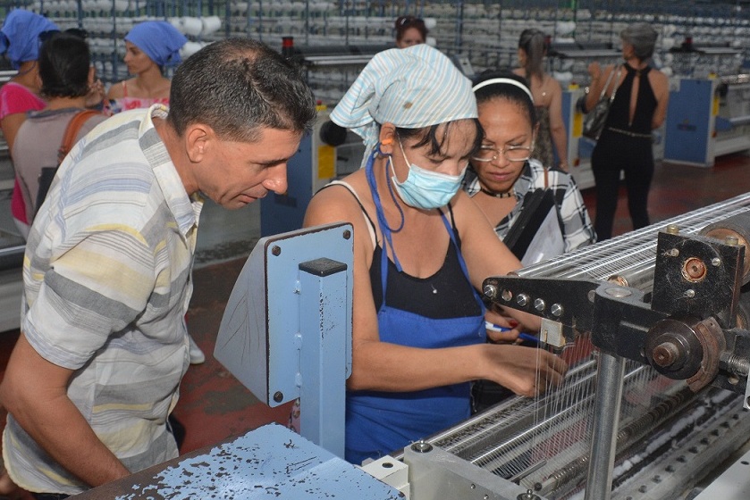 En la textilera villaclareña, los representantes gubernamentales se interesaron por la producción de gasas quirúrgicas con destino al sistema sanitario cubano.