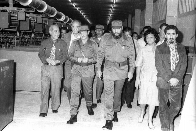 Momentos en que Fidel recorrió la textilera en la jornada inaugural, acompañado por el General de Ejército Raúl Castro Ruz y por el Comandante de la Revolución Ramiro Valdés Menéndez. (Foto: Archivo)