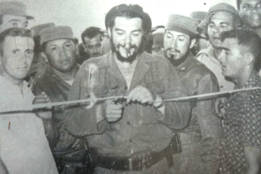 Momento en que el Che cortaba la cinta inaugural de la denominada «fábrica de fábricas», el 3 de mayo de 1964.
