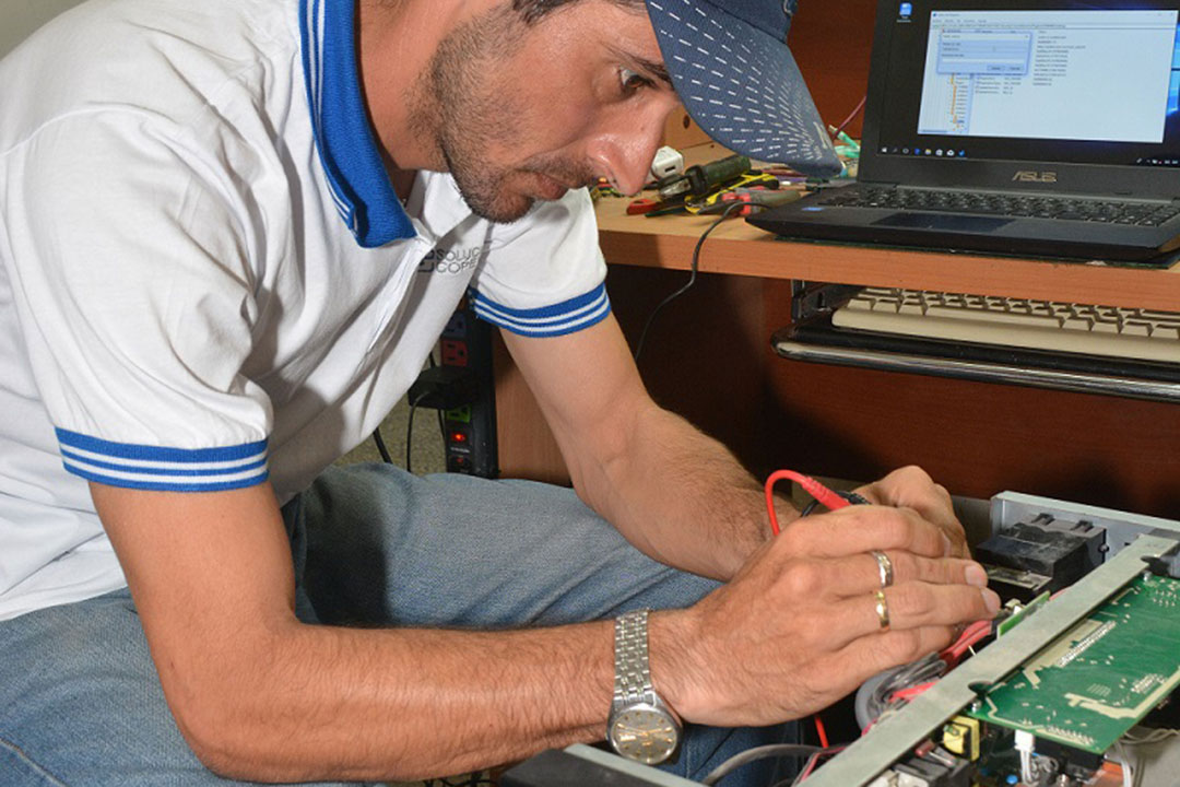 Joven reparando PC.