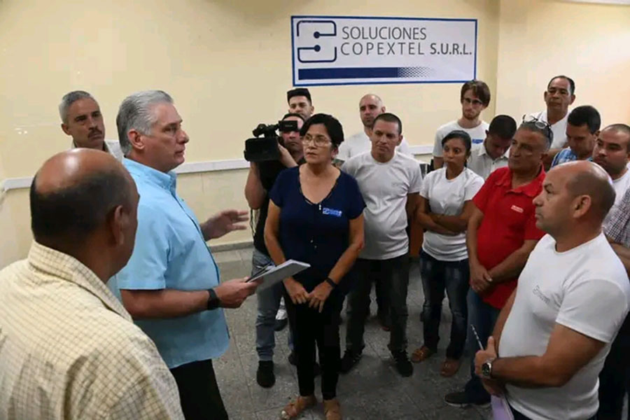 Inegrantes de la mipyme estatal dialogan con el presidente cubano.