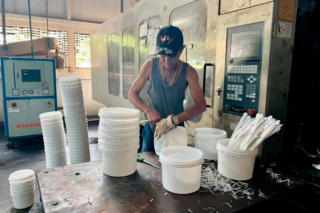 Producción de cubetas plásticas en la Inpud.