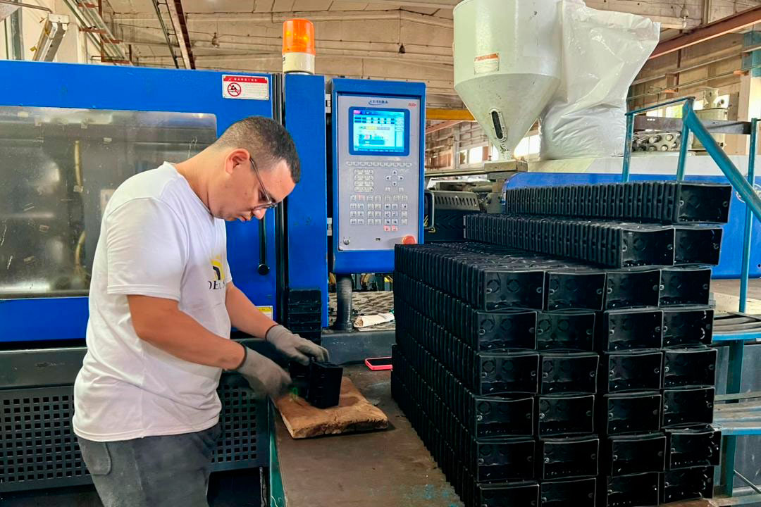Producción de cajas eléctricas en la Inpud Primero de Mayo, de Santa Clara.