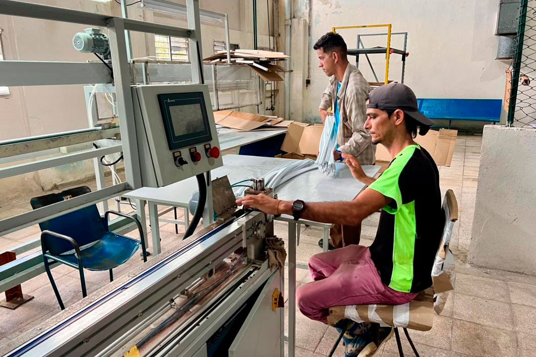 Prooducción de juntas para refrigeradores en la Inpud.