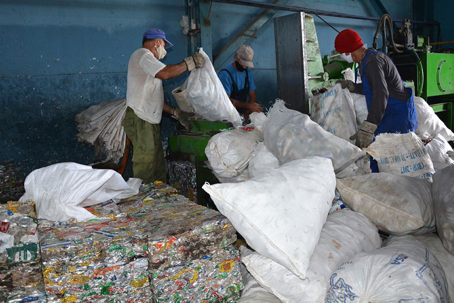 Procesando materia prima.