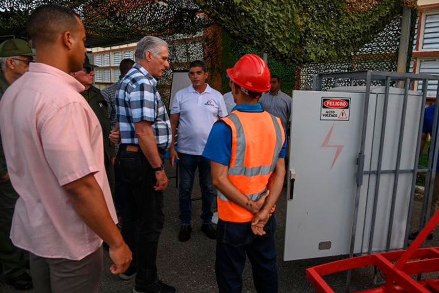 MIguel Díaz-Canel en una línea de paneles solares.