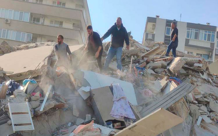 Derrumbes por terremoto en Turquía.