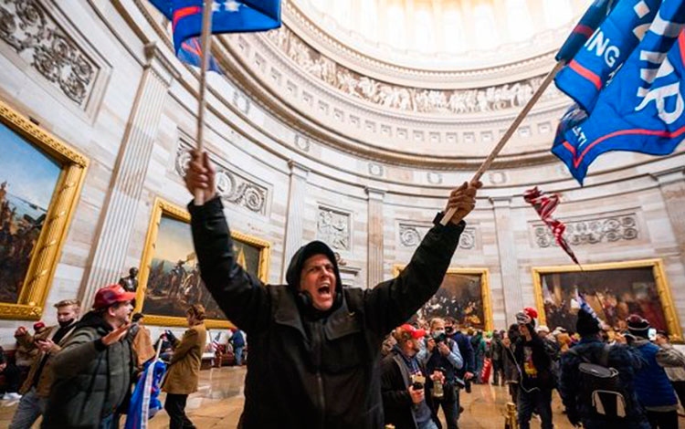 Manifestantes a favor de Trump dentro del Capitolio.