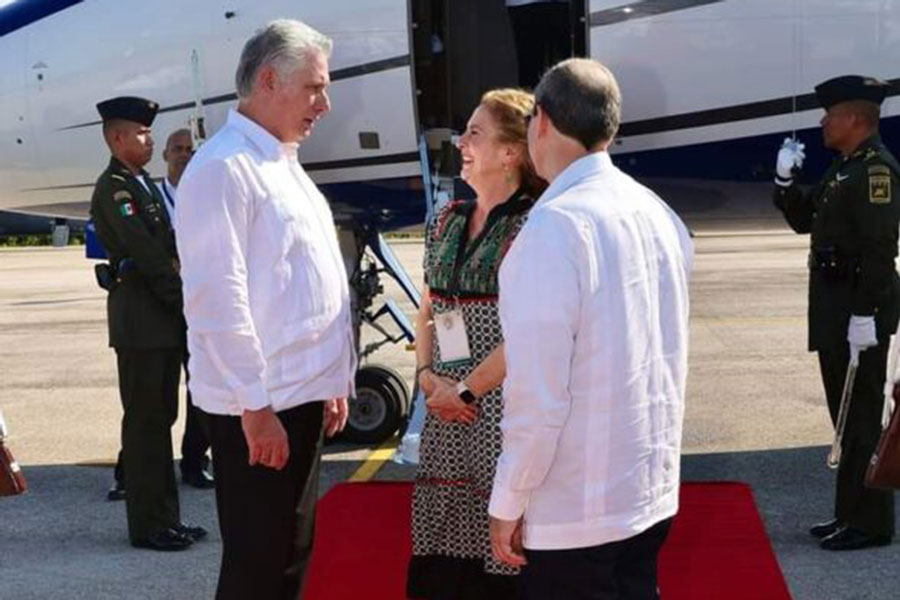 Miguel Díaz-Canel es despedido en el aeropuerto de Chiapas por Beatriz Gutiérrez, esposa del jefe de Estado mexicano, Andrés Manuel López Obrador.