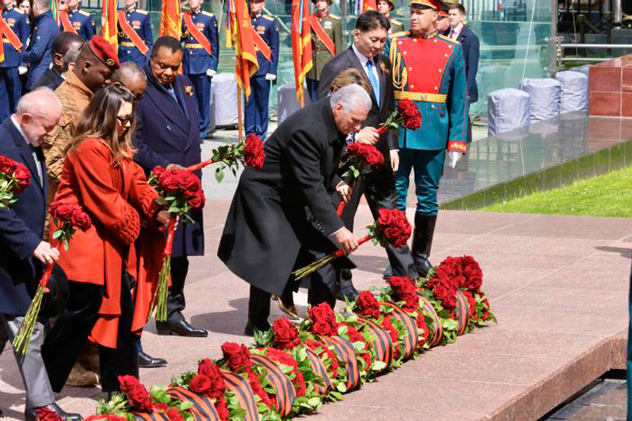 Presidente cubano coloca flores en honor a los combatientes de la Gran Guerra Patria.