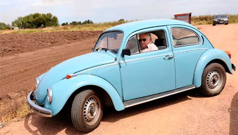 Mujica en su carro conocido como el escarabajo.
