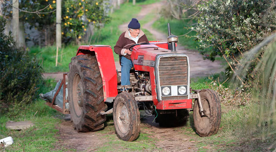 Mujica en un tractor en la chacra.