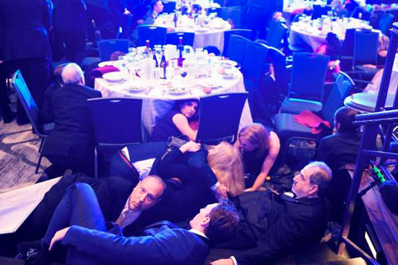 Momento del ataque contra la cena de Trump y sus corresponsales.