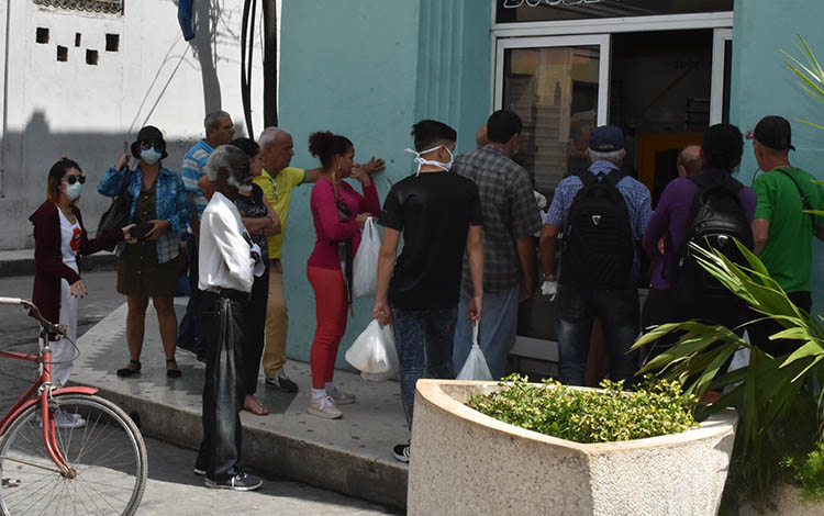 Colas en entidades del Comercio en Villa Clara