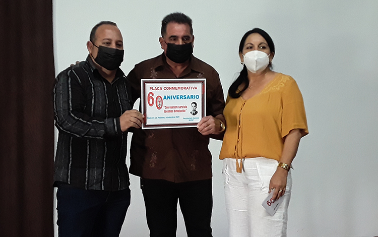 l Sindicato de Trabajadores de la Administración Pública le otorgó la Placa conmemorativa 60 Aniversario a la FGR. (Foto: Francisnet Díaz Rondón) l Sindicato de Trabajadores de la Administración Pública le otorgó la Placa conmemorativa 60 Aniversario a la FGR. (Foto: Francisnet Díaz Rondón)