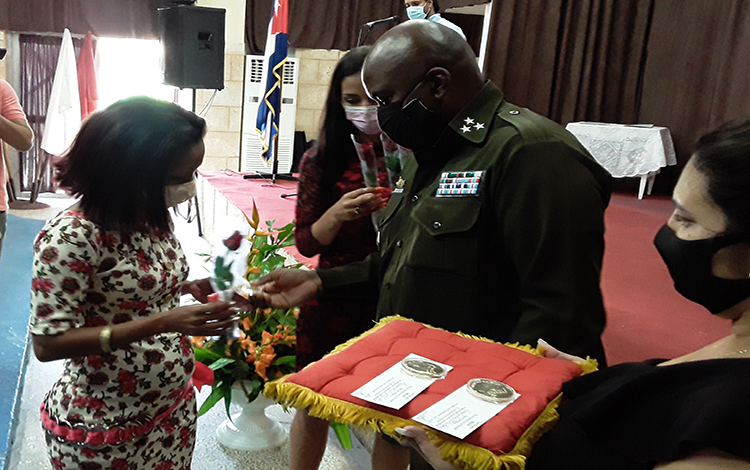Un grupo de juristas recibió las medallas por 10, 15, 20, 25, 30 y 40 años al servicio de la Fiscalía y el pueblo. (Foto: Francisnet Díaz Rondón) Un grupo de juristas recibió las medallas por 10, 15, 20, 25, 30 y 40 años al servicio de la Fiscalía y el pueblo. (Foto: Francisnet Díaz Rondón)