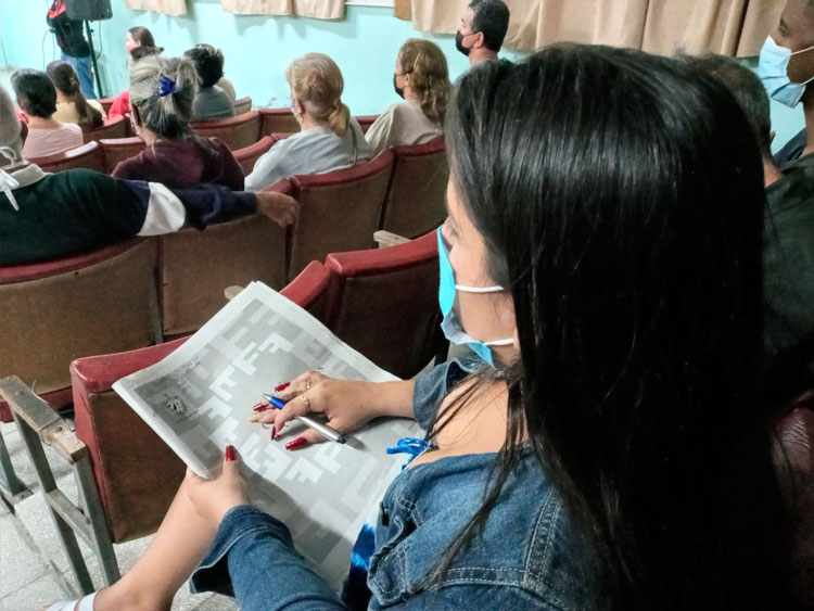 Persona con el tabloide del Proyecto de Ley del Código de las Familias. Persona con el tabloide del Proyecto de Ley del Código de las Familias, durante reunión de consulta popular..