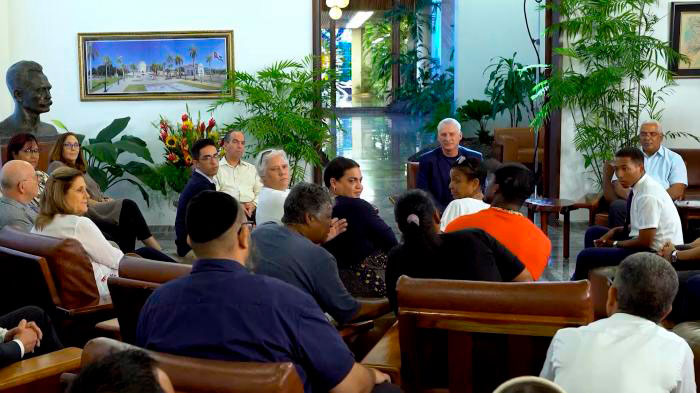 Encuentro del presidente cubano y de diferentes sectores de la sociedad sobre el Código de las Familias. Encuentro del presidente cubano y de diferentes sectores de la sociedad sobre el Código de las Familias.