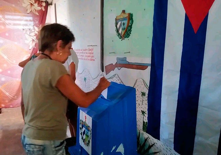 Electora vota en la circunscripción 108, del consejo popular Pujol-Los Chinos, en Placetas. Electora vota en la circunscripción 108, del consejo popular Pujol-Los Chinos, en Placetas.