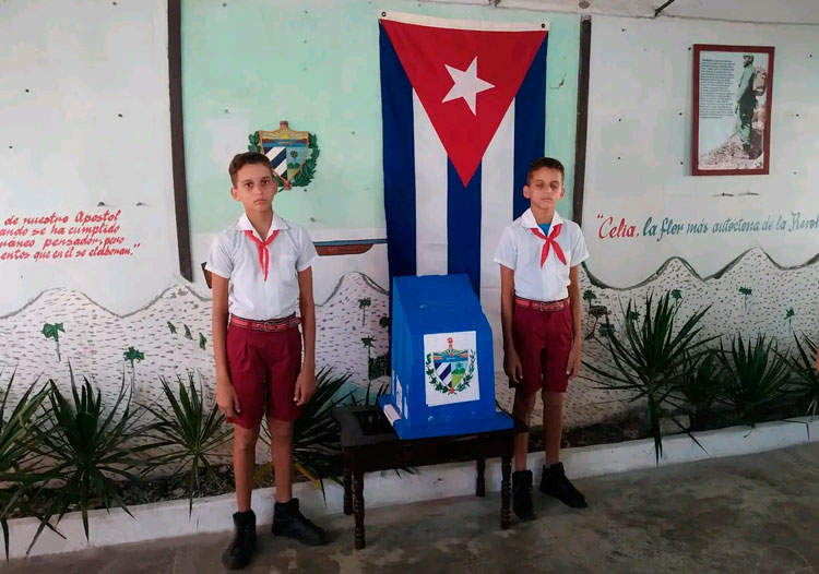 Pioneros en colegio de la circunscripción 108, del consejo popular Pujol-Los Chinos, en Placetas. Pioneros en colegio de la circunscripción 108, del consejo popular Pujol-Los Chinos, en Placetas.