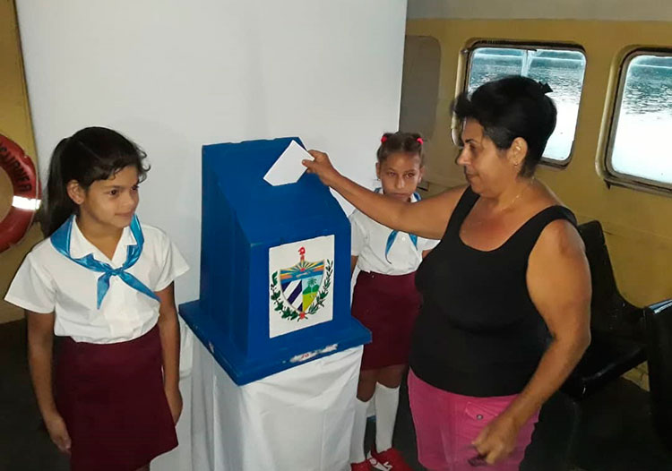 Colegio electoral flotante en el lago Hanabanilla. Colegio electoral flotante en el lago Hanabanilla.