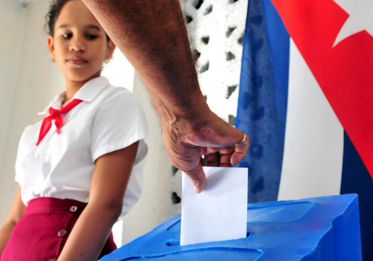 Depósito del voto en la urna.