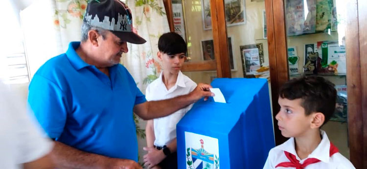 Elector vota en el colegio abierto en la sede de la ANAP provincial de Villa Clara. Elector vota en el colegio abierto en la sede de la ANAP provincial de Villa Clara.
