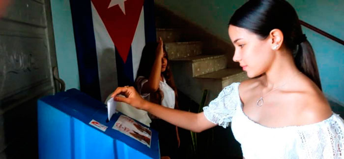 Joven vota en el colegio no.1 de la circunscripción 29, de Santa Clara. Joven vota en el colegio no.1 de la circunscripción 29, de Santa Clara.