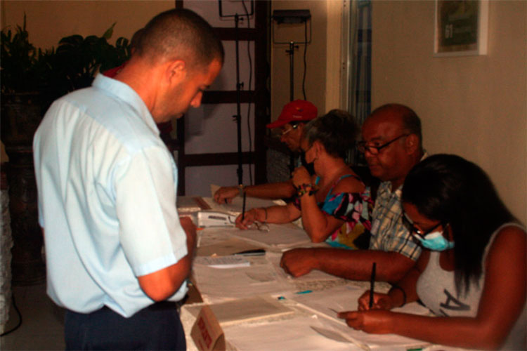 Elector en la mesa electoral del colegio. Elector en la mesa electoral del colegio.