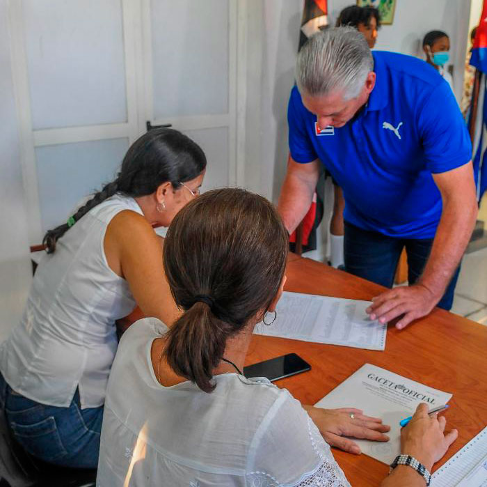Presidente cubano en la mesa electoral del colegio donde ejercería el voto. Presidente cubano en la mesa electoral del colegio donde ejercería el voto.