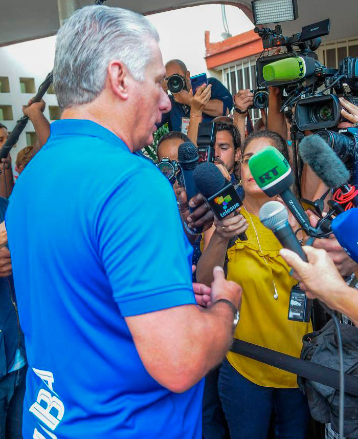 Presidente de Cuba, MIguel Díaz-Canel, en diálogo con la prensa tras ejercer el voto. Presidente de Cuba, MIguel Díaz-Canel, en diálogo con la prensa tras ejercer el voto.